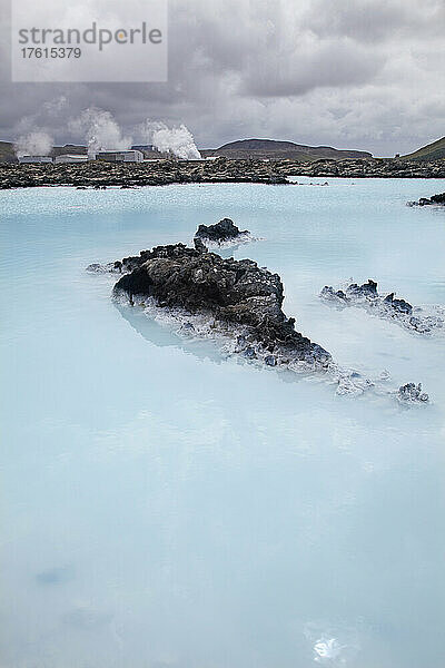 Abfallbecken aus einem geothermischen Kraftwerk in der Nähe der Blauen Lagune  Island; Grindavik  Island.