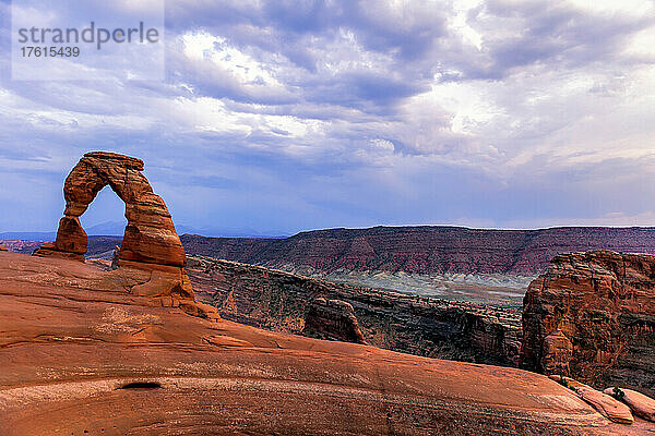 Delicate Arch Felsformation mit bewölktem Himmel in der Nähe von Moab im Arches National Park; Moab  Grand County  Utah  Vereinigte Staaten von Amerika