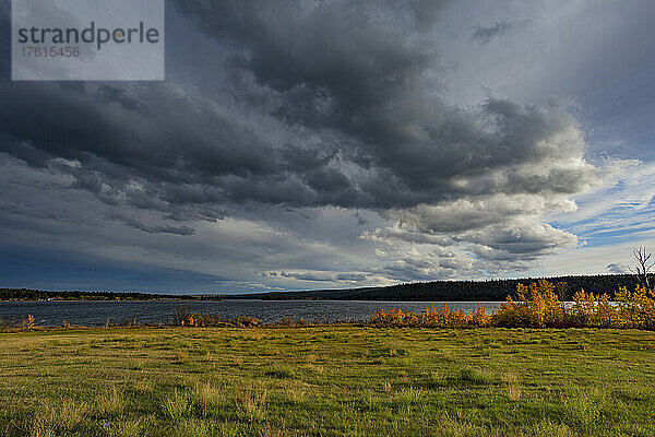 Wolken an einem großen Himmel über einem See und einer weiten Landschaft  auf dem Highway 97 von Hush Lake nach 108 Mile House; British Columbia  Kanada