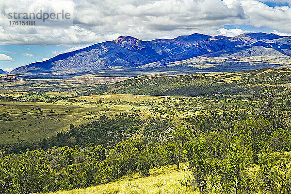 Landschaft bei Esquel  Patagonien  Argentinien; Landschaft am Rande des Parque Nacional Los Alerces  bei Esquel  Patagonien  Argentinien.