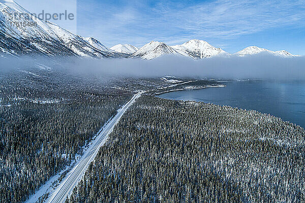 Der South Klondike Highway schlängelt sich durch die winterliche Landschaft des Yukon; Carcross  Yukon  Kanada