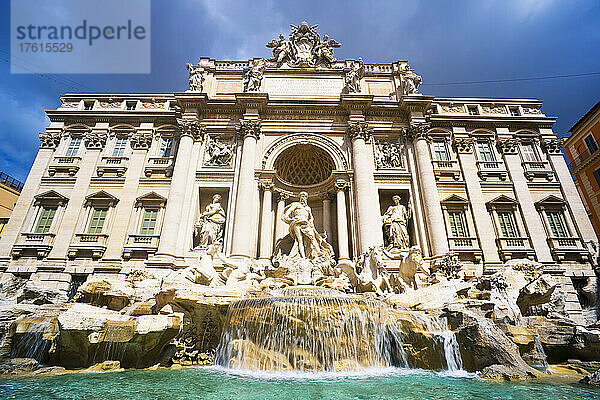 Der berühmte Trevi-Brunnen und der Palazzo Poli; Rom  Latium  Italien