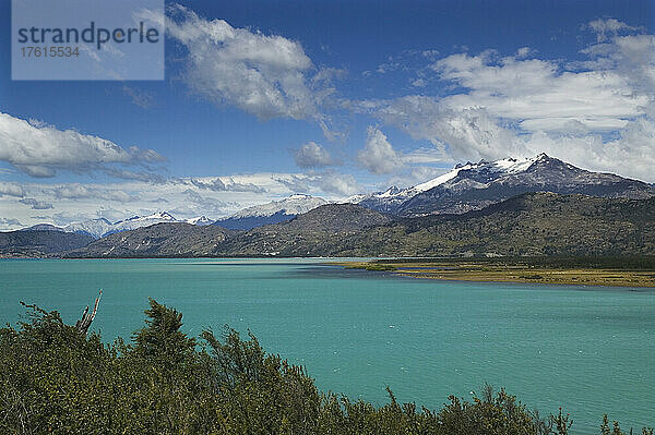 Blick über den Lago General Carrera auf die Berge und Gletscher des Campo de Hielo Norte  in der Nähe von Puerto Rio Tranquilo an der Carretera Austral in Chile; Patagonien  Chile