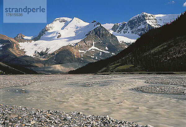 Berg Athabasca und Berg Andromeda  Sunwapta River  Jasper National Park  Alberta  Kanada