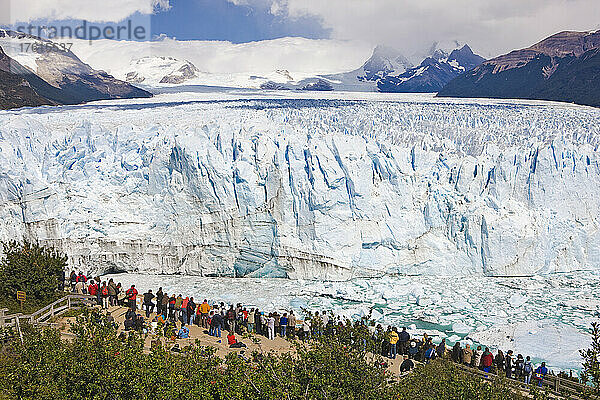 Touristen beobachten den Perito-Moreno-Gletscher  Nationalpark Los Glaciares  in der Nähe von El Calafate; Patagonien  Argentinien