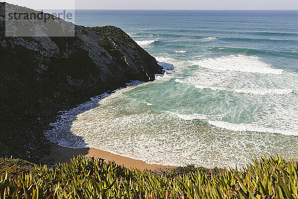 Zerklüftete Küstenlinie  Strand und Atlantik am Praia de Odeceixe; Algarve  Portugal