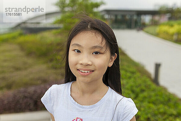 Porträt eines Mädchens im Freien; Hongkong  China