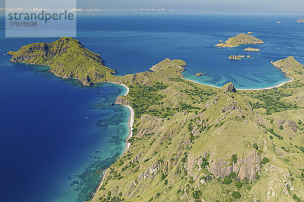 Luftaufnahme des Ozeans und der Insel Padar im Komodo-Nationalpark; Ost-Nusa Tenggara  Kleine Sunda-Inseln  Indonesien