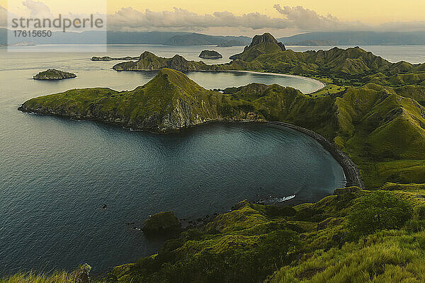 Blick auf die Bucht mit einem schwarzen Sandstrand und einem weißen Sandstrand im Hintergrund auf der Insel Padar im Komodo-Nationalpark im Komodo-Archipel bei Sonnenuntergang; Ost-Nusa Tenggara  Indonesien