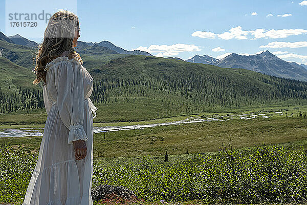 Frau in einem weißen Kleid in der schönen Yukon-Landschaft; Yukon  Kanada