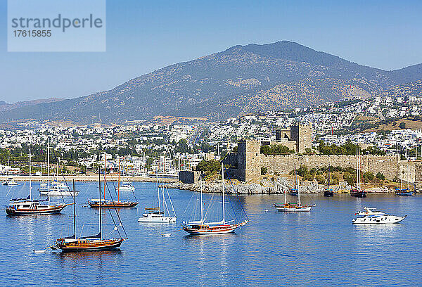 Blick über den Hafen von Bodrum auf die Burg von St. Peter. Bodrum ist das antike Halikarnassos; Bodrum  Provinz Mugla  Türkei