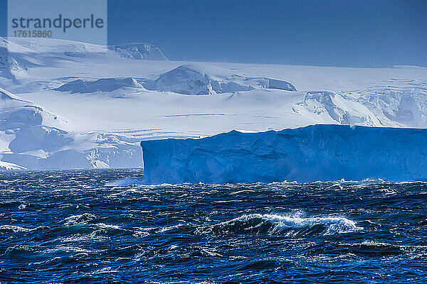 Ein tafelförmiger Eisberg bei Cuverville Island  Antarktis.