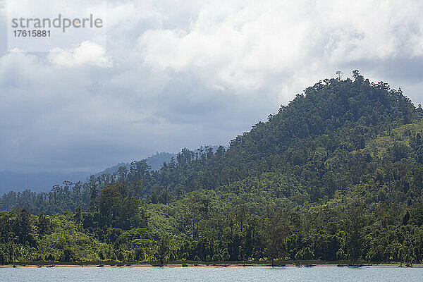 Mit Dschungel bewachsene Uferlinie und Hügel entlang der Küste der Morobe-Bucht; Provinz Morobe  Papua-Neuguinea