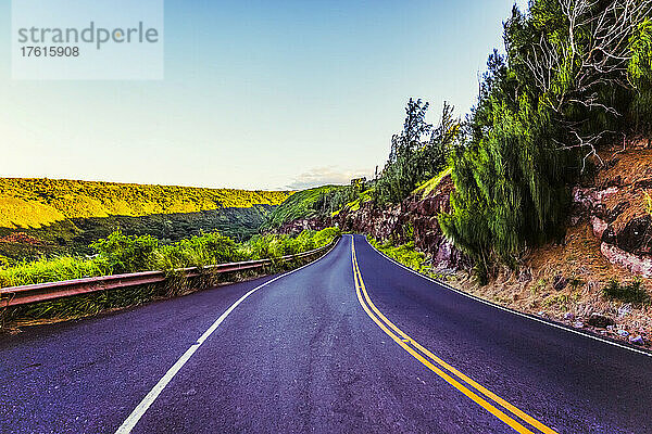 Honoapiilani Hwy  eine kurvenreiche Straße durch eine mit üppigem  grünem Laub bedeckte Landschaft; Maui  Hawaii  Vereinigte Staaten von Amerika