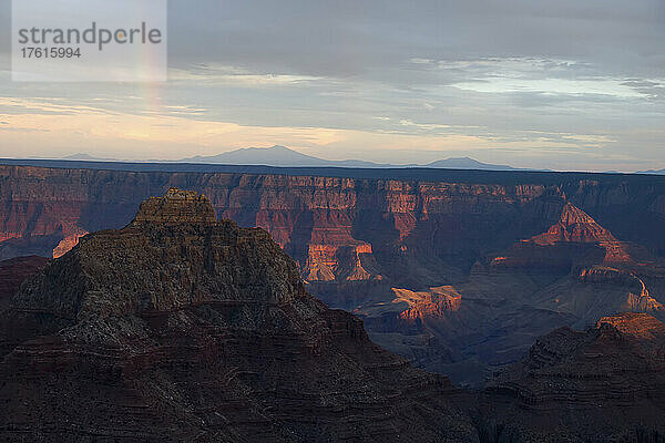 Ein Regenbogen über dem Grand Canyon.