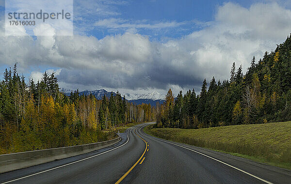 Fahrt nach Osten von Terrace  BC auf dem Highway 16 (Yellowhead Highway) durch BC  Kanada im Herbst; British Columbia  Kanada