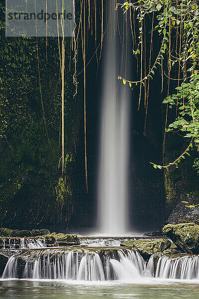 Sumampan Wasserfall  abgelegener künstlicher Wasserfall in der Nähe von Kemenuh in Sukawati; Gianyar Regency  Bali  Indonesien