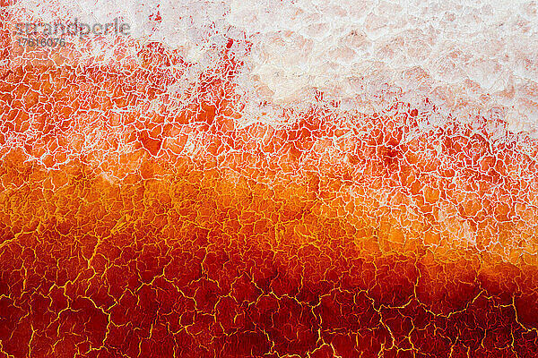 Luftaufnahme des Owens Lake  eines ausgetrockneten Sees  in dem sich die Halobakterien von Salz ernähren und eine tiefrote Färbung erzeugen; Lone Pine  Kalifornien  Vereinigte Staaten von Amerika