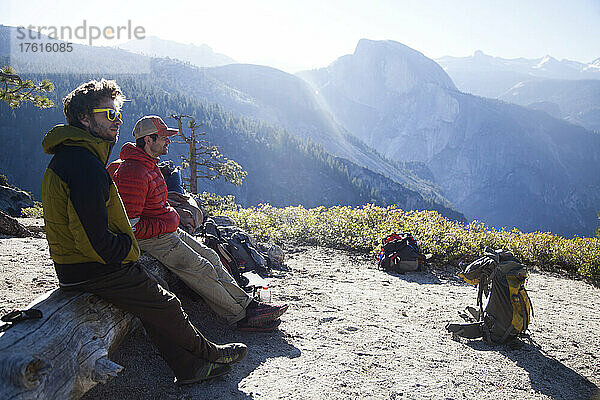 Ein paar Bergsteiger vor dem Half Dome in Yosemite.