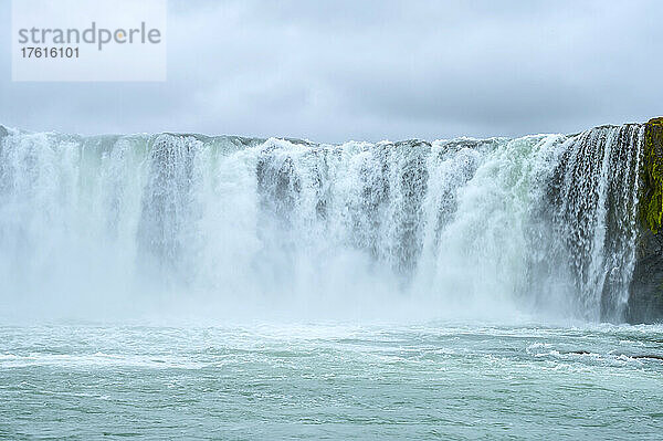 Godafoss Wasserfall des Skjálfandafljót Flusses mit grauem  bewölktem Himmel; Fossholl  Nordurland Eystra  Island