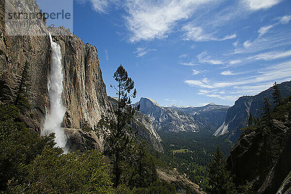 Die Yosemite Falls vom Yosemite Falls Trail aus gesehen.