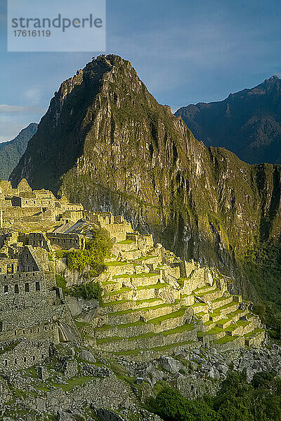 Sonnenaufgang über den präkolumbianischen Inka-Ruinen von Machu Picchu.