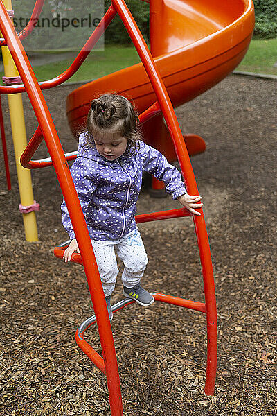 Mädchen im Vorschulalter auf einem Spielplatz; North Vancouver  British Columbia  Kanada