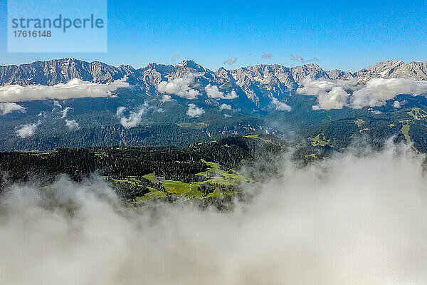 Blick durch den Nebel über das Wettersteingebirge im Skigebiet von Garmisch-Partenkirchen im Sommer; Garmisch-Partenkirchen  Bayern  Deutschland