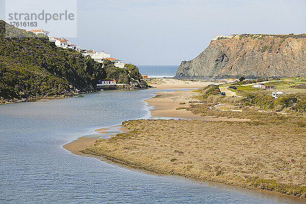 Stadt an der Küste von Portugal; Praia de Odeceixe  Algarve  Portugal