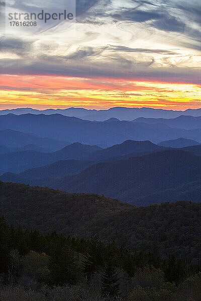 Die Bergkämme der Blue Ridge Mountains sind bei Sonnenuntergang sichtbar; North Carolina  Vereinigte Staaten von Amerika