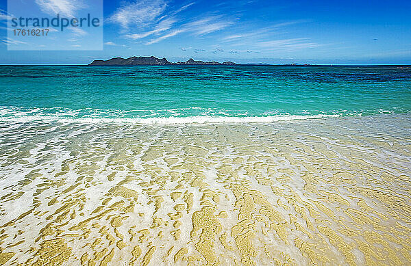 Eine tropische Küste in der Karibik  Petite Carenage Bay  an der Nordküste der Insel Carriacou  mit Blick auf Union Island (auf den Grenadinen) in der Ferne; Insel Carriacou  Grenada  Karibische Inseln