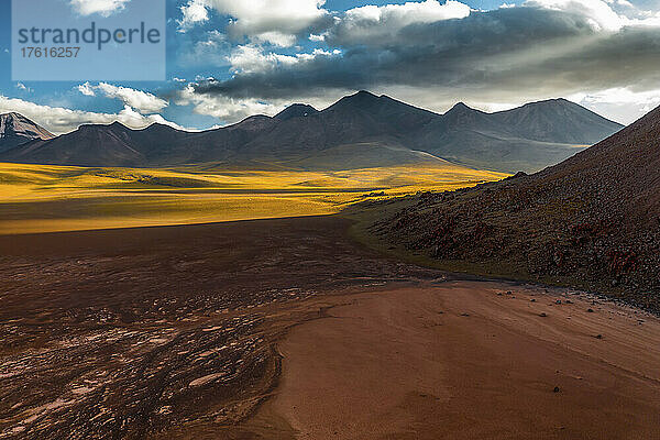 Ein von Vulkanen umgebenes Hochtal in der Atacamawüste.