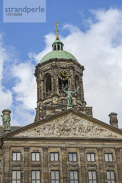 Glockenturm des Königlichen Palastes (Koninklijk Paleis) in Amsterdam; Amsterdam  Nordholland  Niederlande