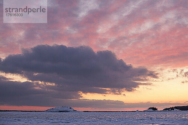 Sonnenaufgang am Lake Superior im Winter; Wawa  Ontario  Kanada