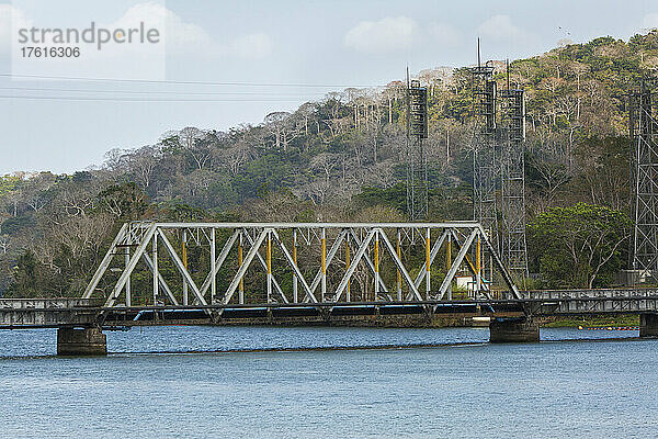 Eine Brücke und Kommunikationseinrichtungen säumen das Wasser des Panamakanals in der Nähe des Culebra Cut genannten Abschnitts  früher Gaillard Cut genannt; Panama