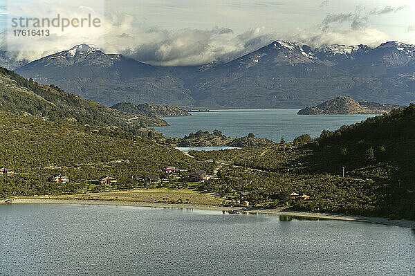 Blick auf das Hotel Hacienda Tres Lagos am Lago Negro  mit dem Lago General Carerra im Hintergrund  in der Nähe von Puerto Tranquilo an der Carretera Austral in Chile; Patagonien  Chile