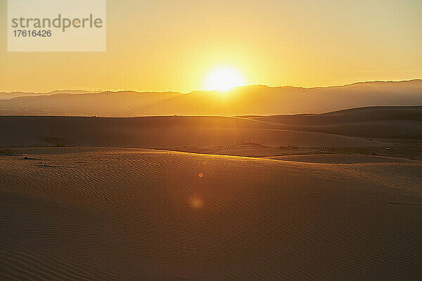 Gekräuselte Sanddünen im Licht des Sonnenuntergangs  Ebro-Flussdelta; Katalonien  Spanien