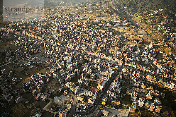 Luftaufnahme einer nepalesischen Stadt im Kathmandutal.