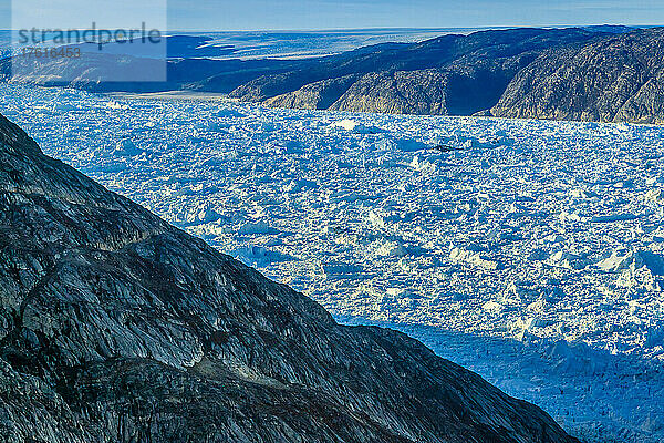 Luftaufnahme von Eisbergen des Helheim-Gletschers und des grönländischen Inlandeises  die den Sermilik-Fjord blockieren.