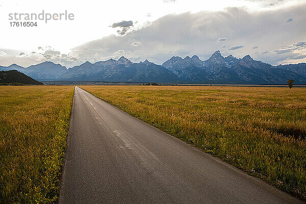 Eine Straße  die zum Grand Teton National Park führt.