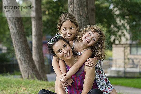 Porträt einer Mutter mit zwei kleinen Töchtern in einem Park; Toronto  Ontario  Kanada