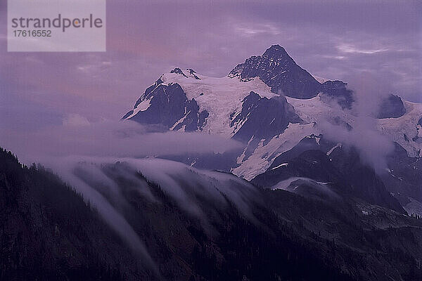 Mount Shuksan und Wolken  Washington  USA