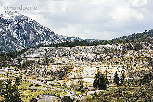 Überblick über das Gebiet der Liberty Cap und Palette Spring mit seinen Travertinterrassen in Mammoth Hot Springs  Yellowstone National Park; Wyoming  Vereinigte Staaten von Amerika