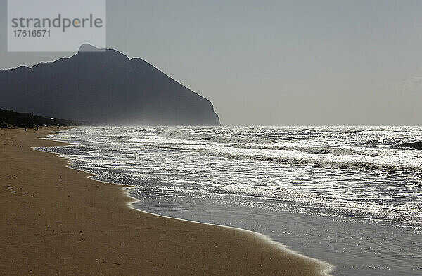 Die Silhouette des Monte Circeo  vom Torre Paola aus gesehen  am südlichsten Ende des Strandes von Sabaudia  Nationalpark Circeo; Latium  Italien