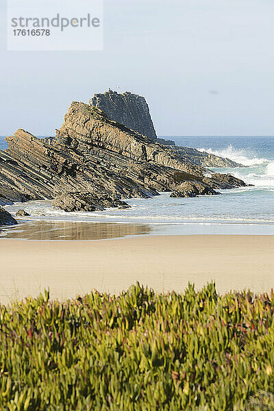 Strand und zerklüftete Küstenlinie mit Blick auf den Atlantik; Zambujeira do Mar  Alentejo  Portugal