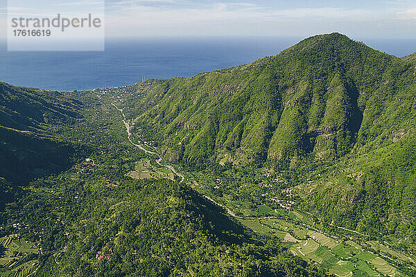 Überblick über den Berg Abang mit blauem  bewölktem Himmel und üppiger Vegetation; Abang  Kabupaten Karangasem  Bangli Regency  Bali  Indonesien