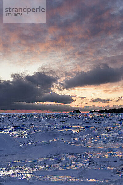 Schöner Sonnenuntergang über dem Lake Superior mit Eisformationen im Winter; Wawa  Ontario  Kanada
