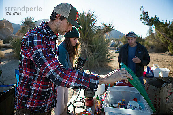 Camper bereiten das Frühstück in der Wüste des Joshua Tree National Park vor.