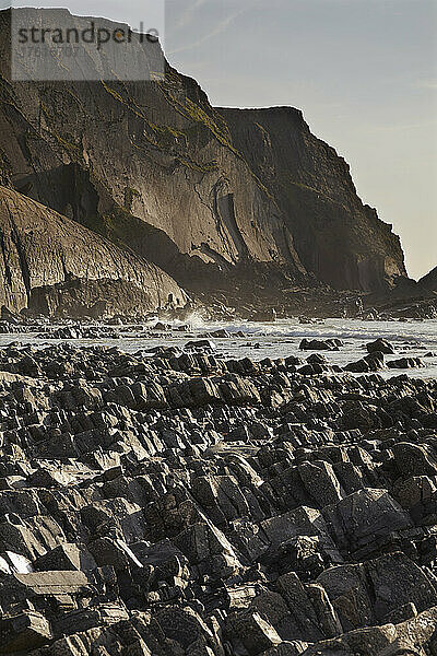 Klippen an der Atlantikküste  an der Nordküste von Devon  England; Damehole Point  Devon  Großbritannien.