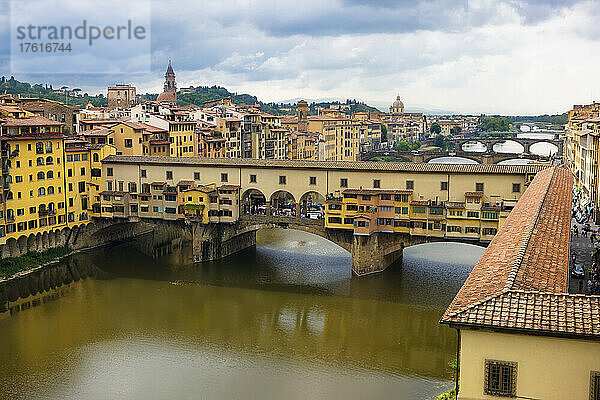 Überblick über die Stadt Florenz und die mittelalterliche Brücke Ponte Vecchio über den Fluss Arno; Florenz  Toskana  Italien